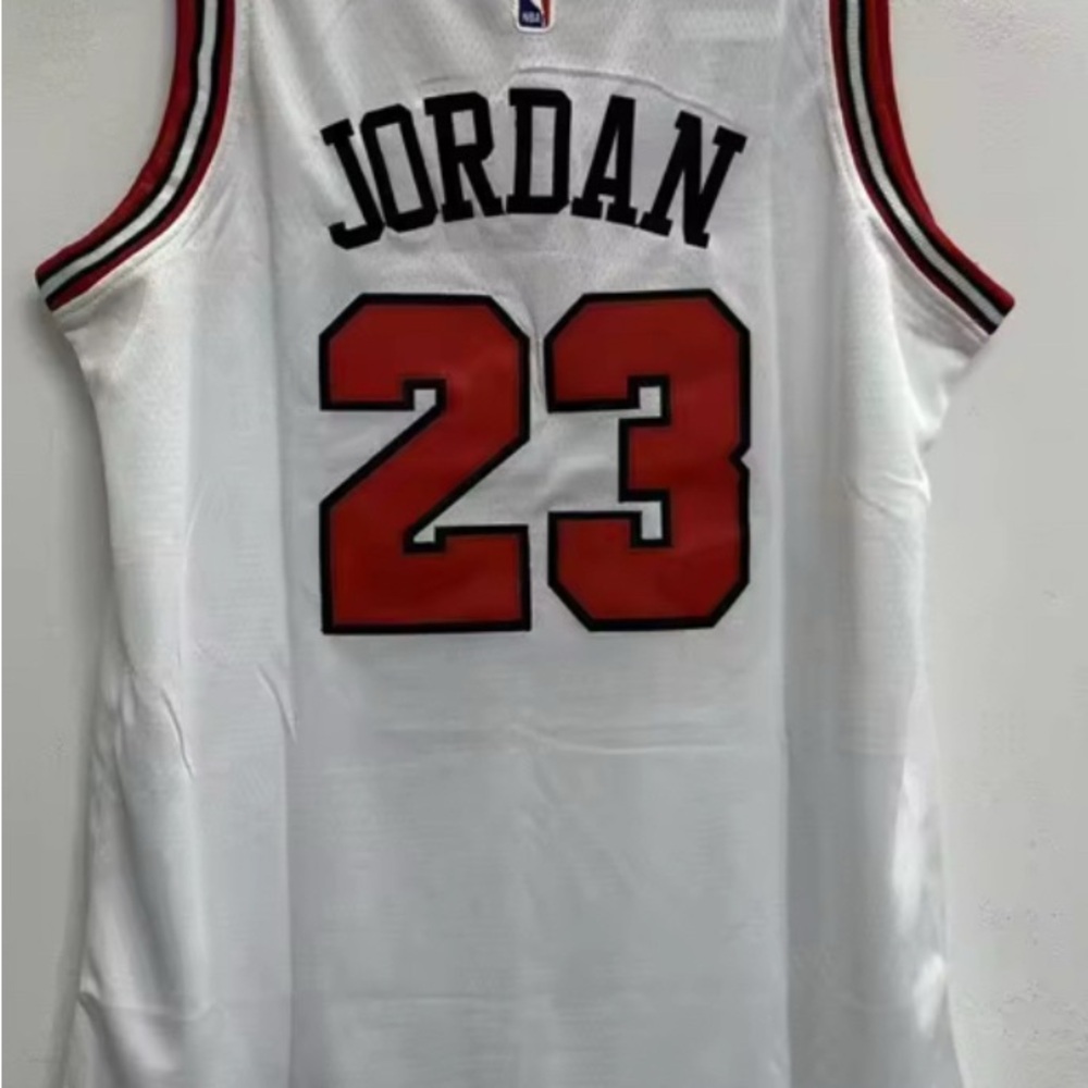 Michael Jordan Bulls #23 White Basketball Kids Jersey Youth Medium 10/12